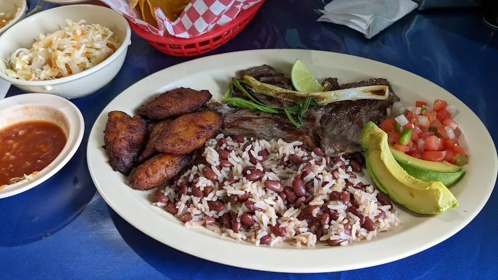 Carne Asada Con Arroz Frijoles Y Ensalada
