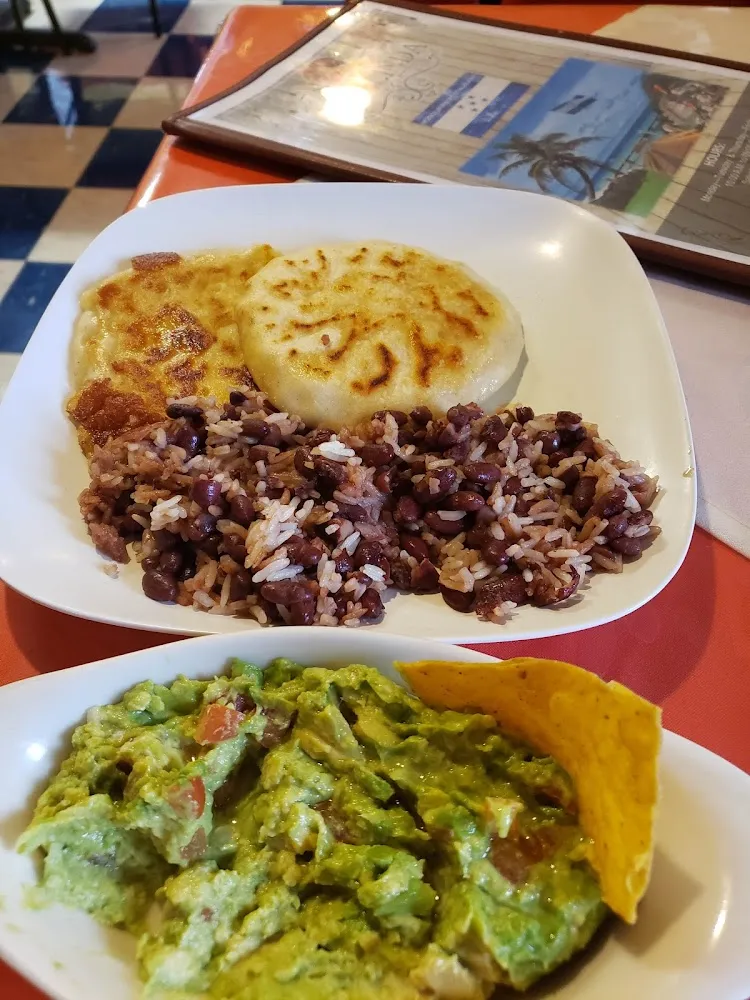 Dos Papusas Con Casamiento Y Guacamole