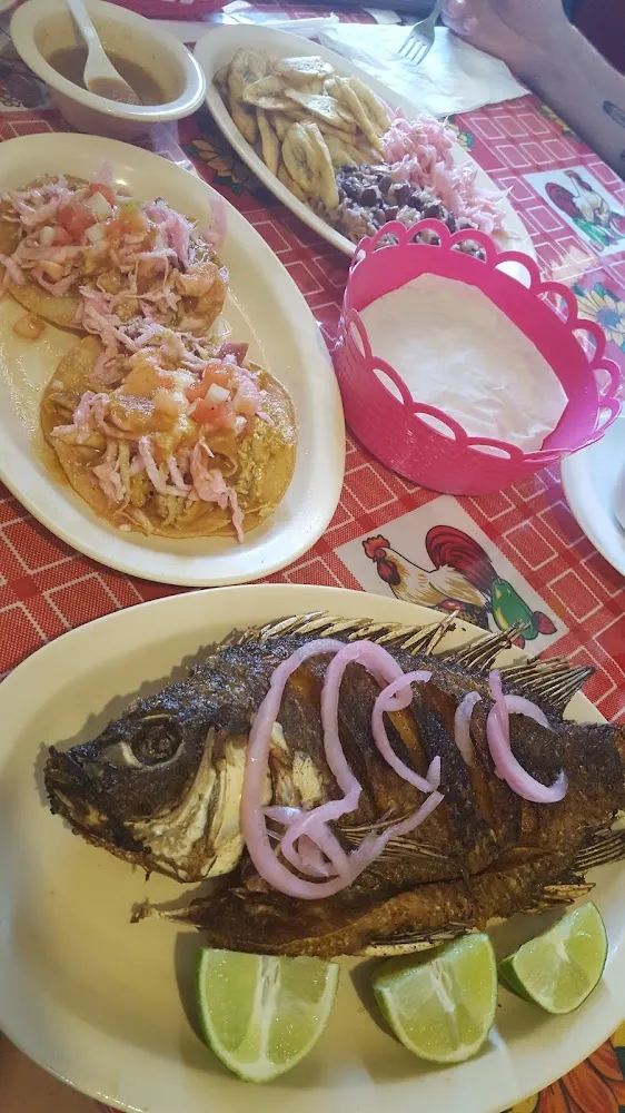 Pescado Frito Con Tajadas