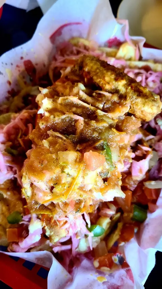 Pollo Frito Con Tajadas de Guieno Verde Repollo Con Salsa de Tomate