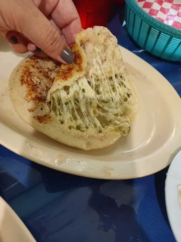 Pupusa De Queso Con Loroco